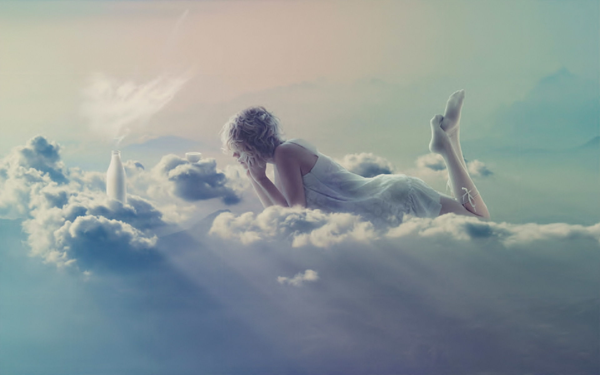Облако казалось застыло. Девушка в облаках. Ангел в небе. Девушка летает в облаках. Небесные ангелы.