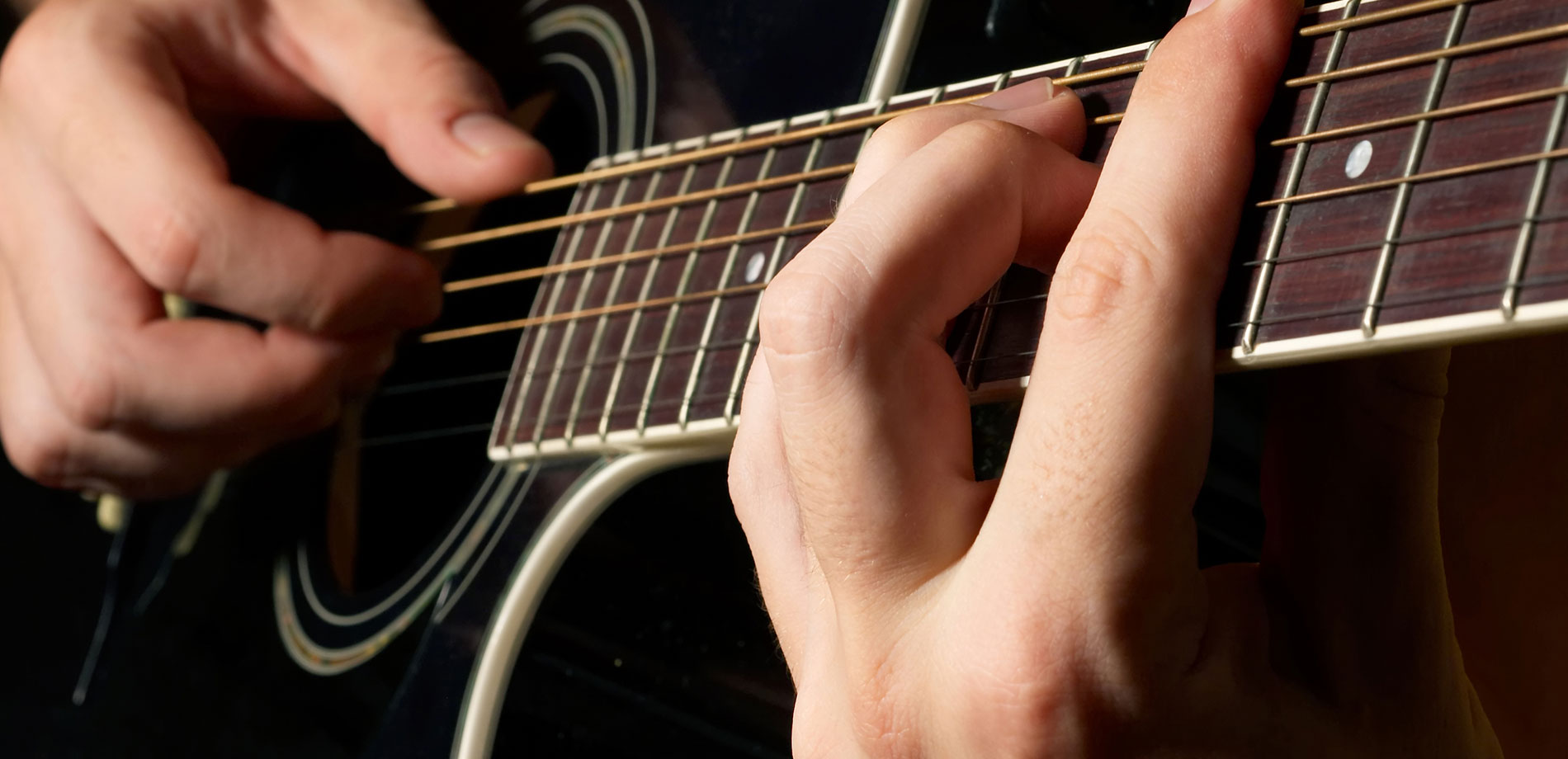 Учу игре на гитаре. Преподаватель игры на гитаре. Уроки гитары. Гитарное баре. Уроки гитары.