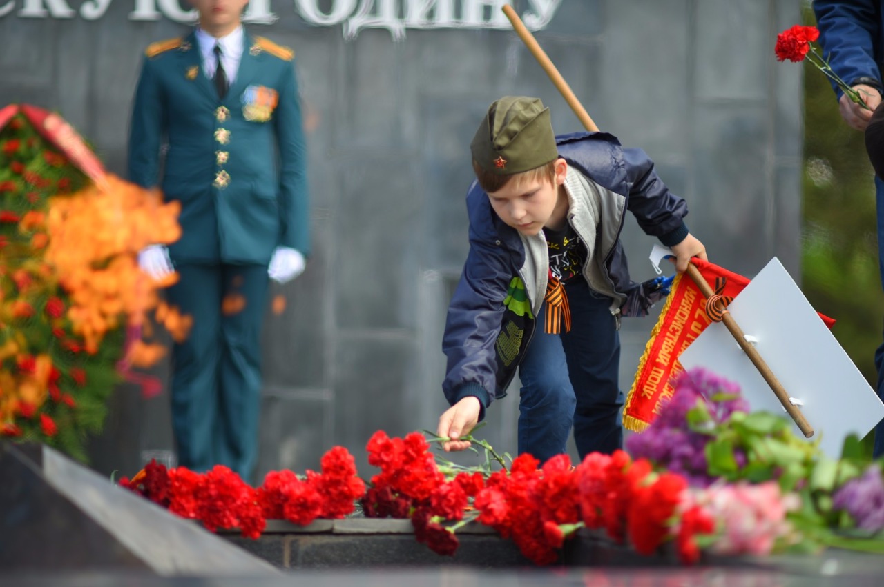 Мальчик к дню победы. Возложение цветов к Вечному огню. Цветы ветеранам. Возлагают цветы к Вечному огню. День Победы возложение цветов.
