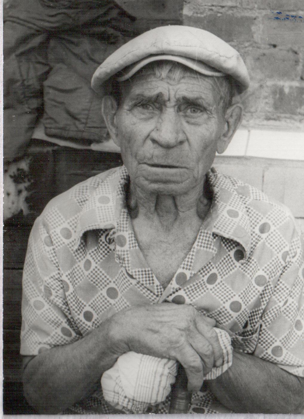 бабушка и дедушка. бабушка и дедушка. веселый дедушка. дедушка с внучатами. открытка ко дню пожилых людей.