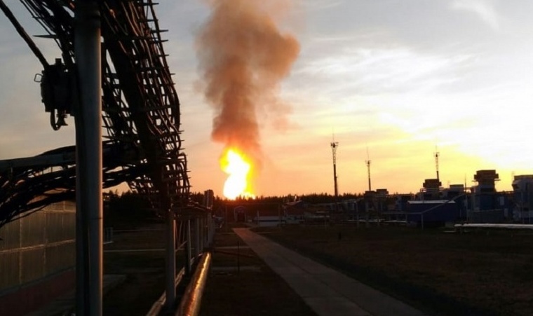 Снова взрыв газопровода взрезал смоляной закат...