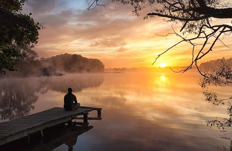 Над рекою сгущается...