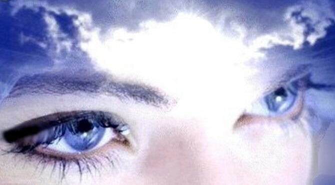 У нее глаза как небо. Добрые глаза. С днем голубых глаз открытки. Фото - в предчувствии наитий. У нее глаза как небо.