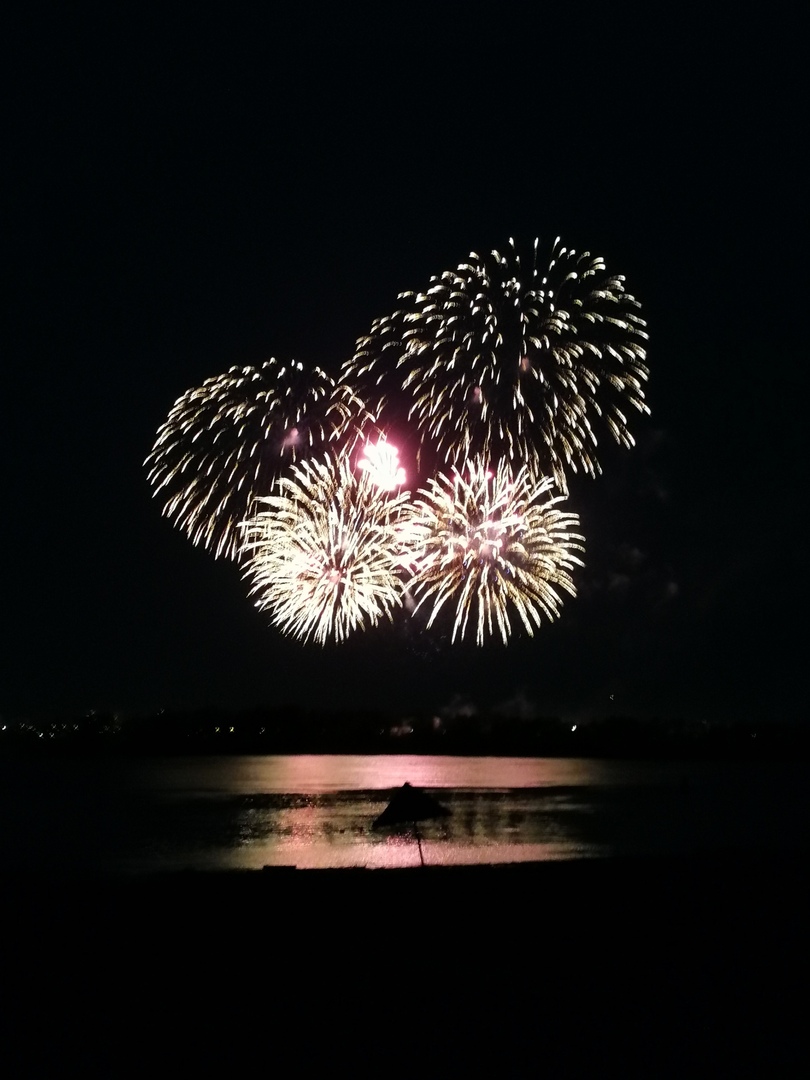 Салют над парком (Александр Черноножкин) / Стихи.ру