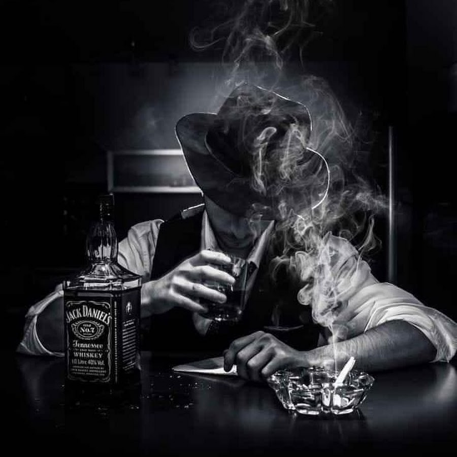 Виски шляпа. Девушка с сигарой и виски. Мужчина в шляпе с сигаретой. Сигара. Парень с сигарой и виски.