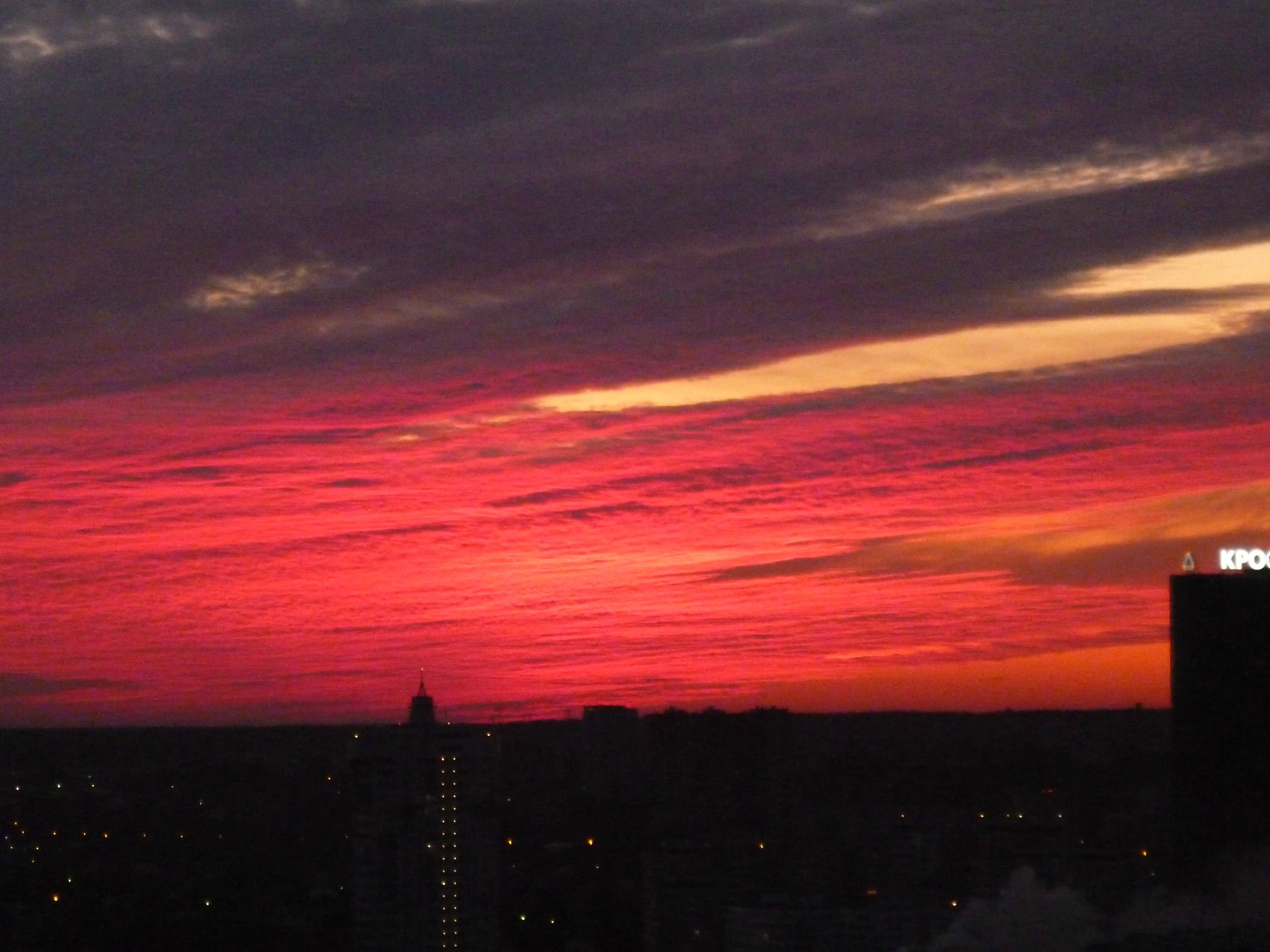 Песня фотографирует закат будто. Красный закат в городе. Красный закат над городом. Алый рассвет. Алые облака.