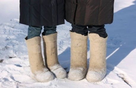 Мужские валенки на ноге. Смешные валенки. Женские ноги в валенках. По снегу в валенках. Валенки старинные.