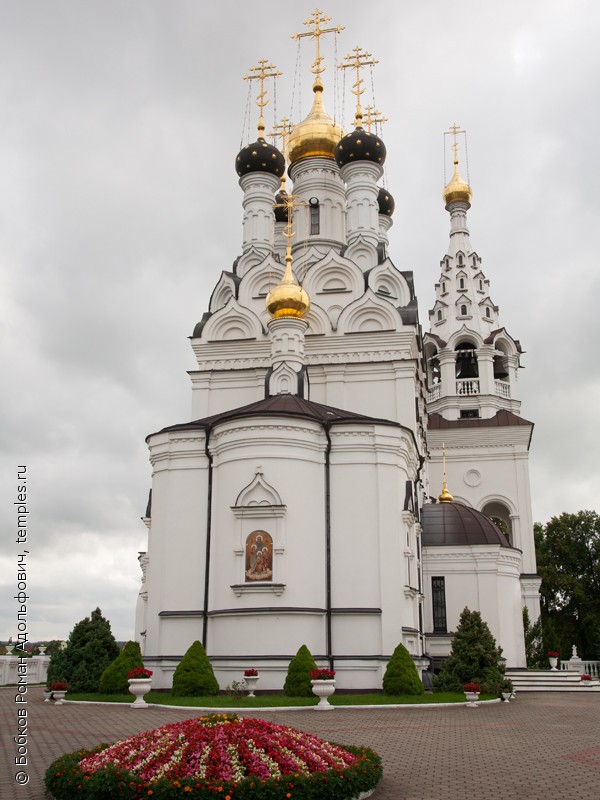 Перед храмом помолюсь