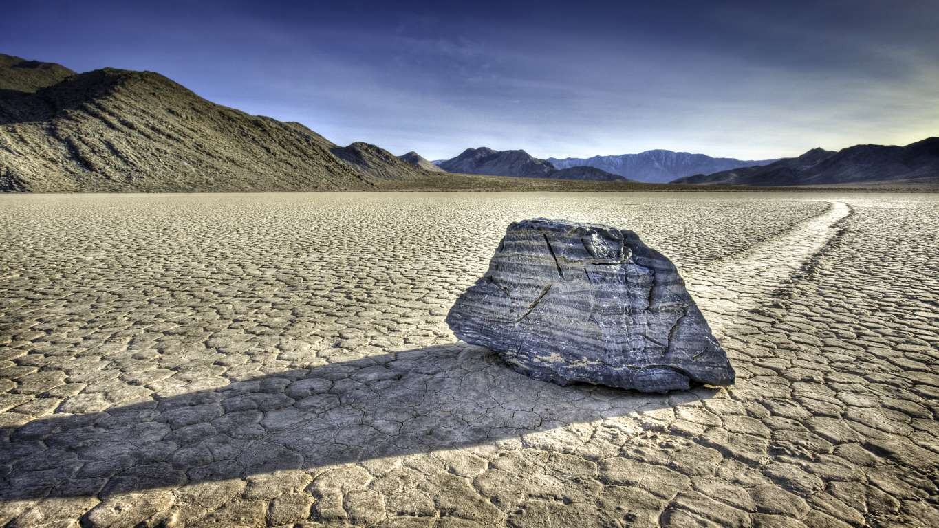 сша. перемещение камня. рейстрек-плайя, сша. камни в пустыне. озеро рейстрек-плайя сша.