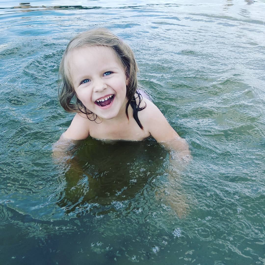 Хорошо в жару купаться!