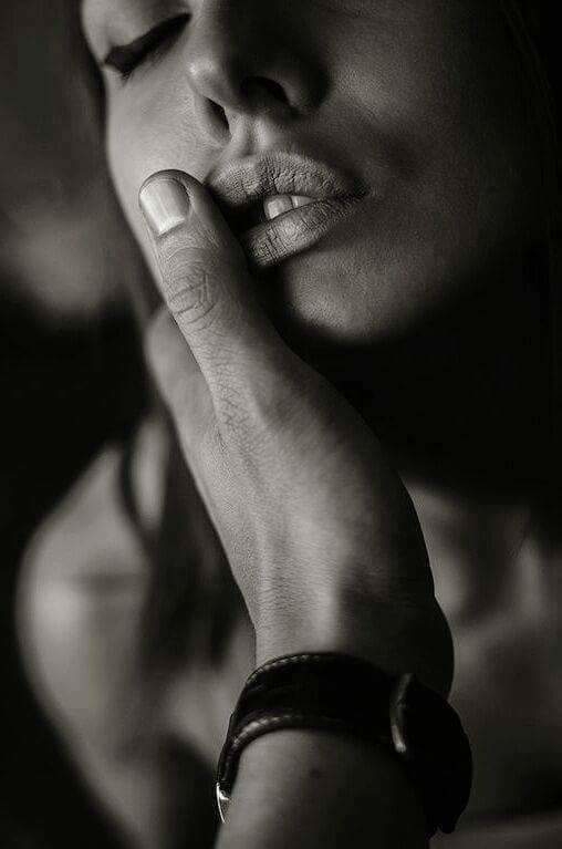 Ты целуешь мои ладони... я ладони твои целую