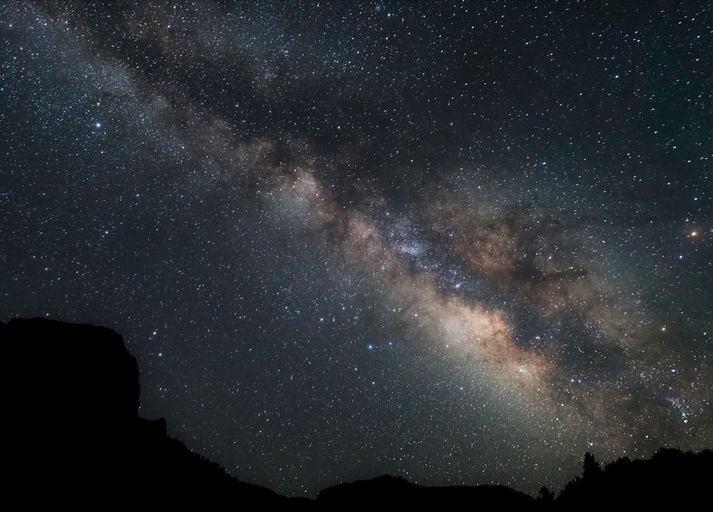 В зареве заката угасая...