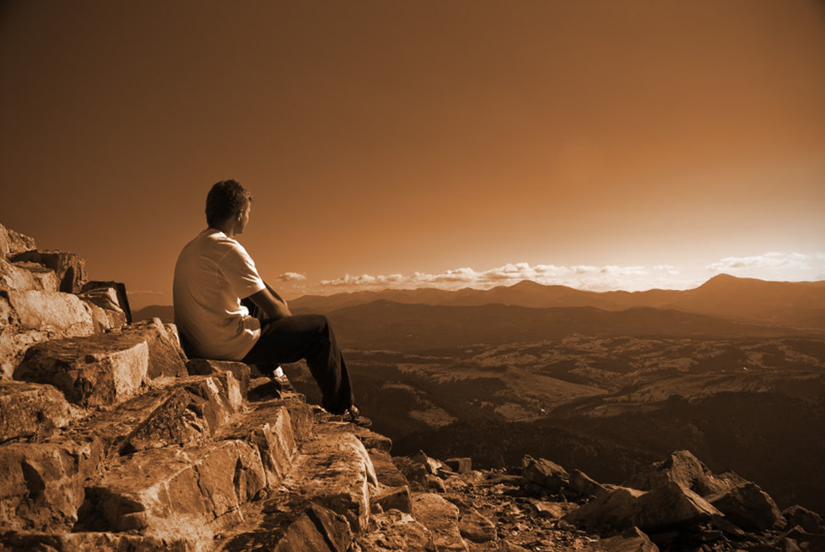 Парень на скале. Парень сидит на скале. Мужчина на краю. Мужчина на обрыве