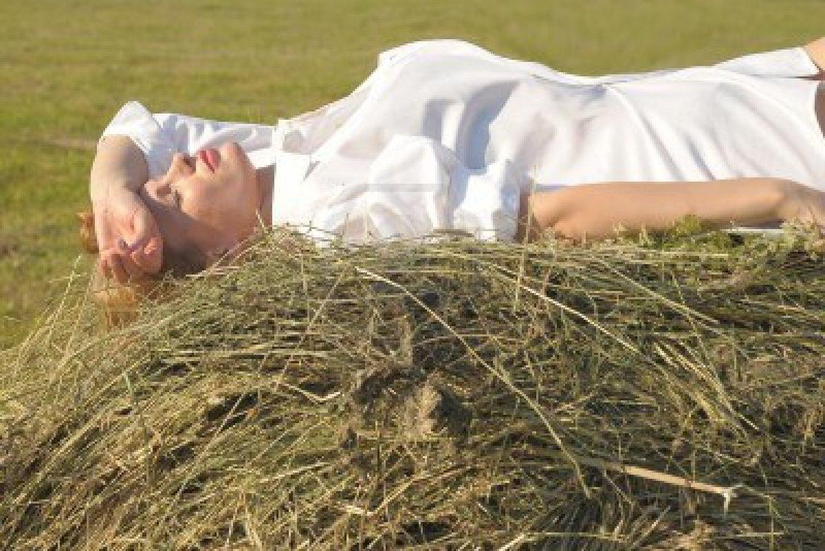 Лена сено. Девушка лежит в стогу. Валяюсь на сене. Фотосессия на сене.
