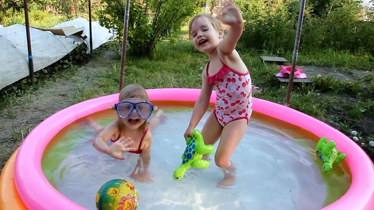 Маленькие купается бассейне. Дети в бассейне. Дети купаются в бассейне. Купание в бассейне на даче. Девочка в бассейне на даче.