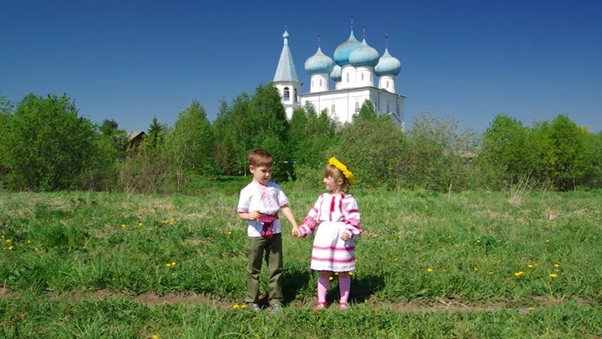Человек возле храма