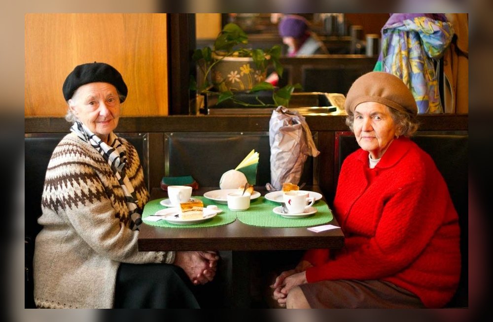 Дочь живет с бабушкой. Чаепитие у бабушки. Пожилая женщина в кофейне. Пожилая женщина в ресторане. Бабуля за столом.