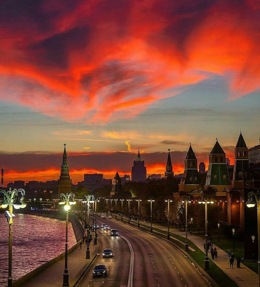 Красивый закат в Москве