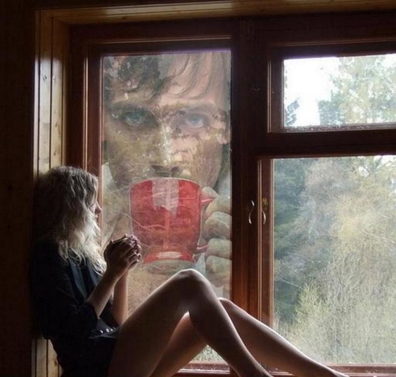 Всю жизнь глядят в окно. Заглядывает в окно. Девушка у окна. Красавица в окне. Человек за окном.