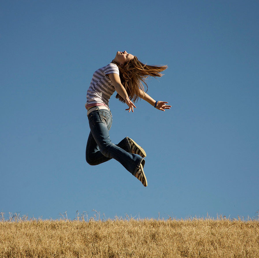 Человек в прыжке на белом фоне. Прыгает от счастья. Человек в прыжке. Прыгает мем. Человек прыгает.