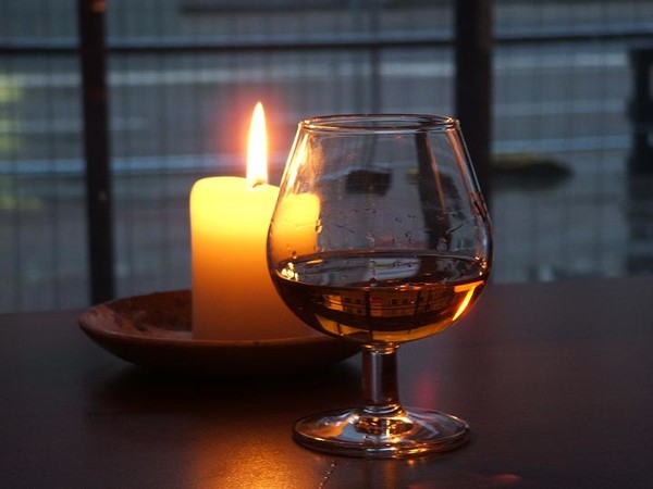 Песня тишина догорают свечи. Свечи и коньяк. Вино и свечи. Свеча в бокале. Бокал вина и свечи.