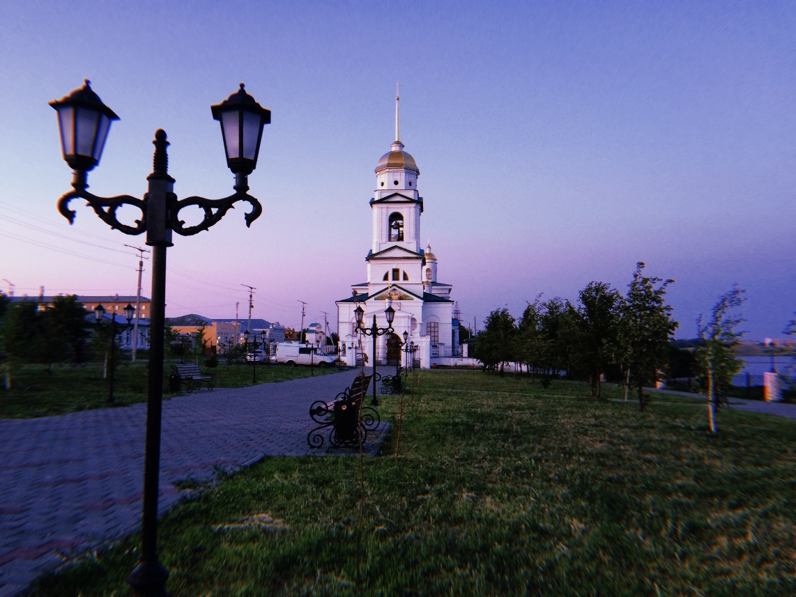 Мой город в тишине подлунной засыпает...