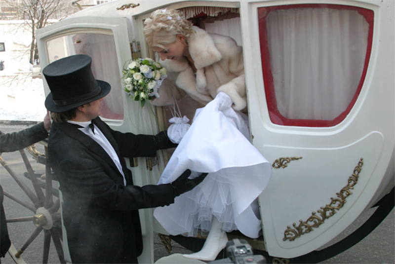 Выходит из кареты. Карета с лошадью. Карета сарабиа витторио. Карета с лошадью. Выходит из кареты.