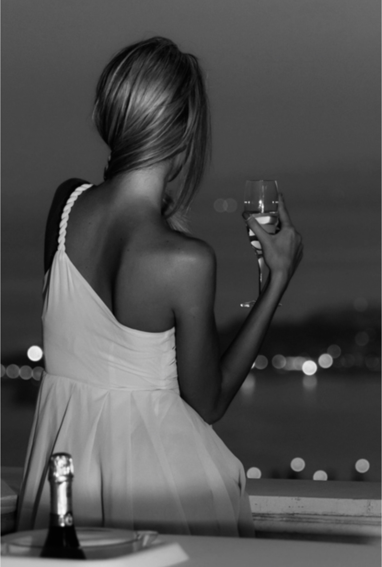 Девушка на 1 вечер. Девушка со спины. Блондинка с бокалом вина. Девушка в платье со спины. Красивая женщина со спины.