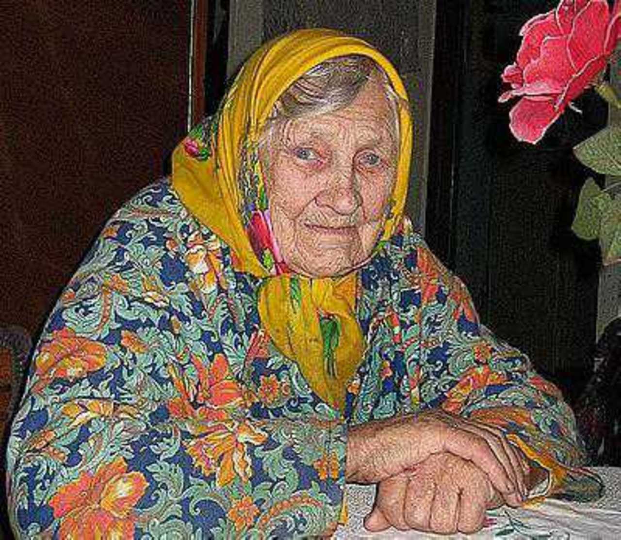 Бабушка что будет делать. Бабушка в платочке. Пожилая женщина в платке. Старушка в платочке. Добрая бабушка.