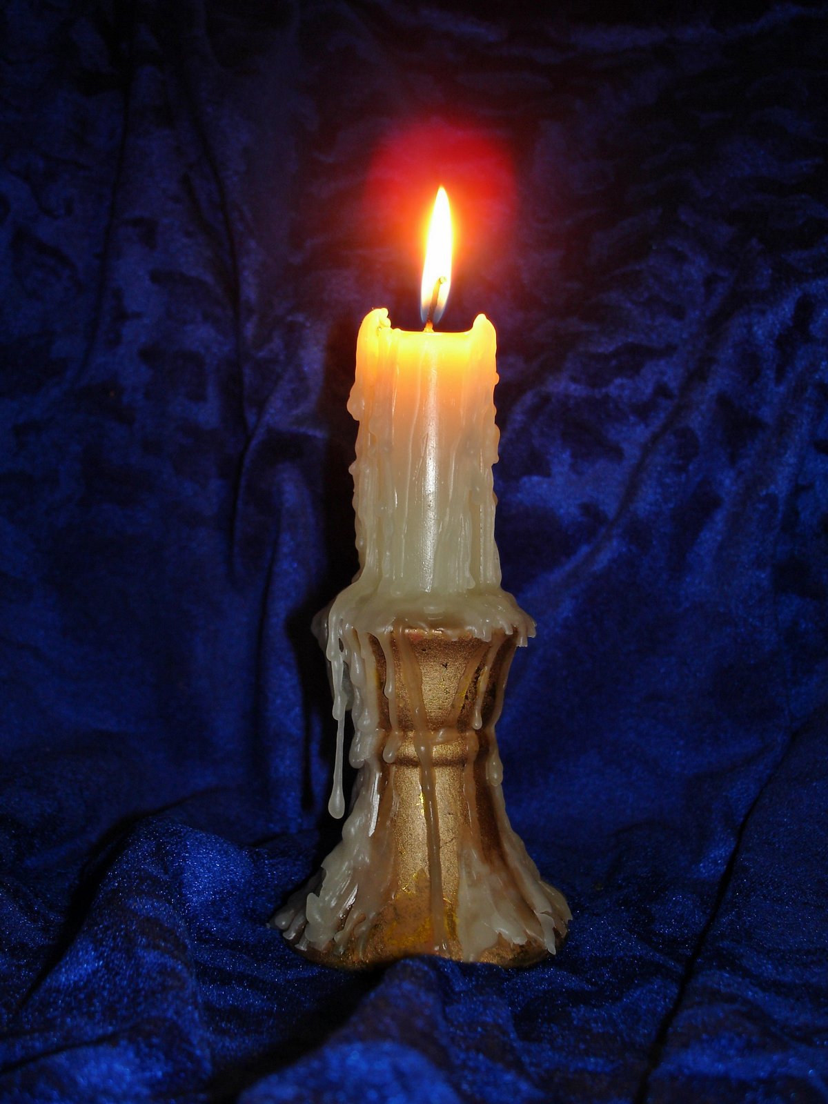 Догорает огарок свечи