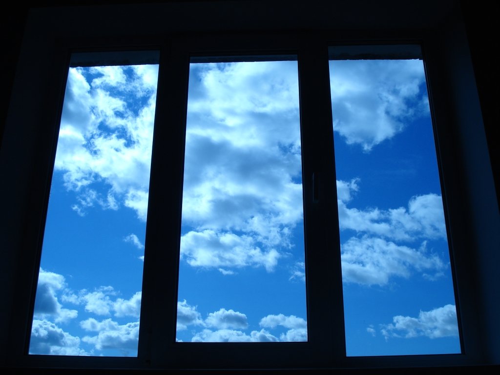 К чему снятся белые окна. Вид из окна небо. Небо в окне. Отражение в окне. Синие окна.