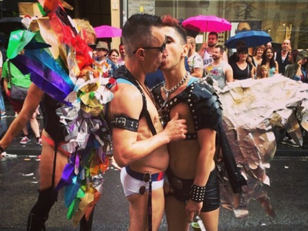 Гомосексуализм видео. Гейпарады в Европе. Парад гомосексуалов в Европе. Парад гомиков в Германии.