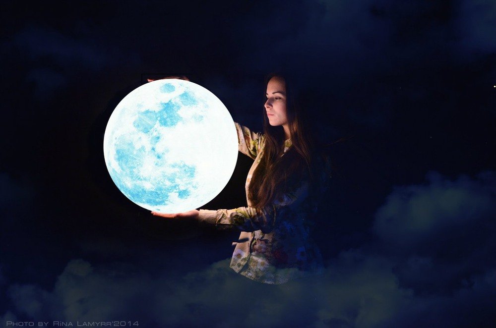 Луна стучит. Девушка-Луна. Девушка с луной в руках. Красивая Луна. Фото Луны.