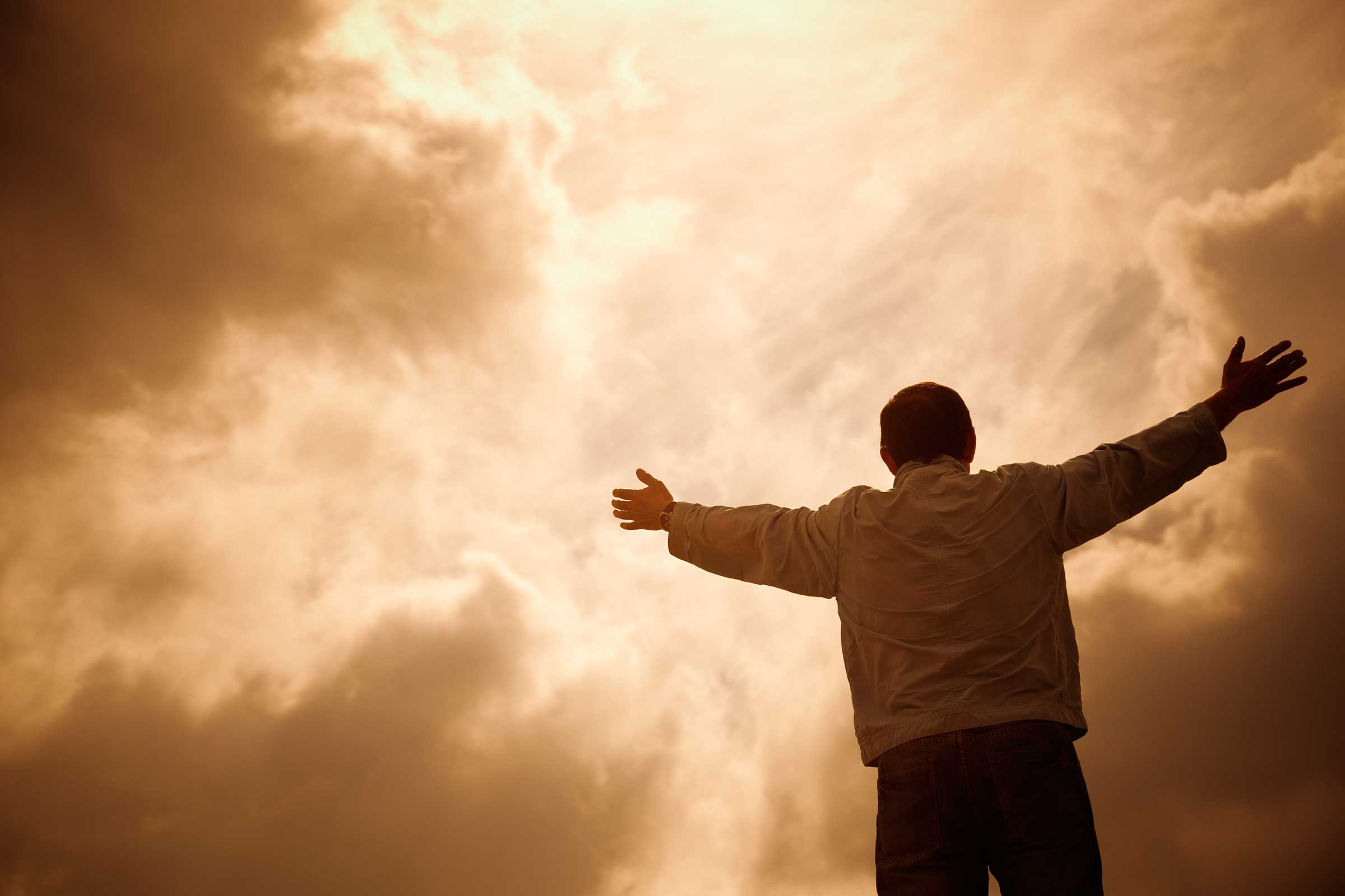Страх доверия. Человек молится. Человек молится небесам. Молиться Богу. Человек молится в небо.