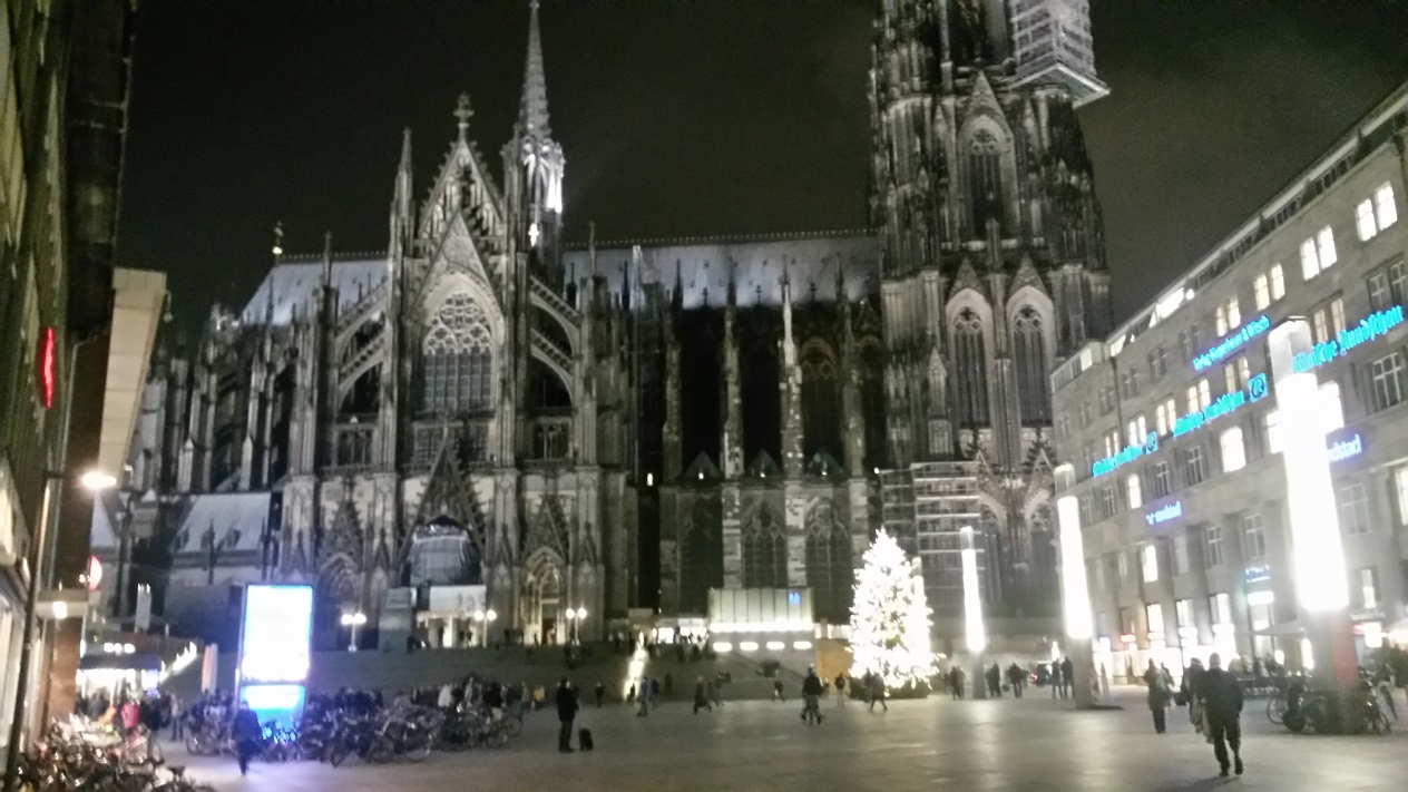 Та площадь у вокзала града Кёльна