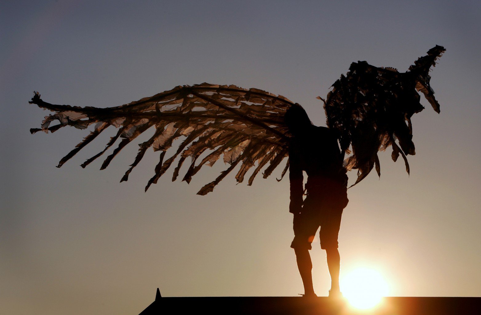 Найти сломанные крылья. Человек с крыльями. Рваные Крылья. Ангел с обгоревшими крыльями. Ангел с крыльями.