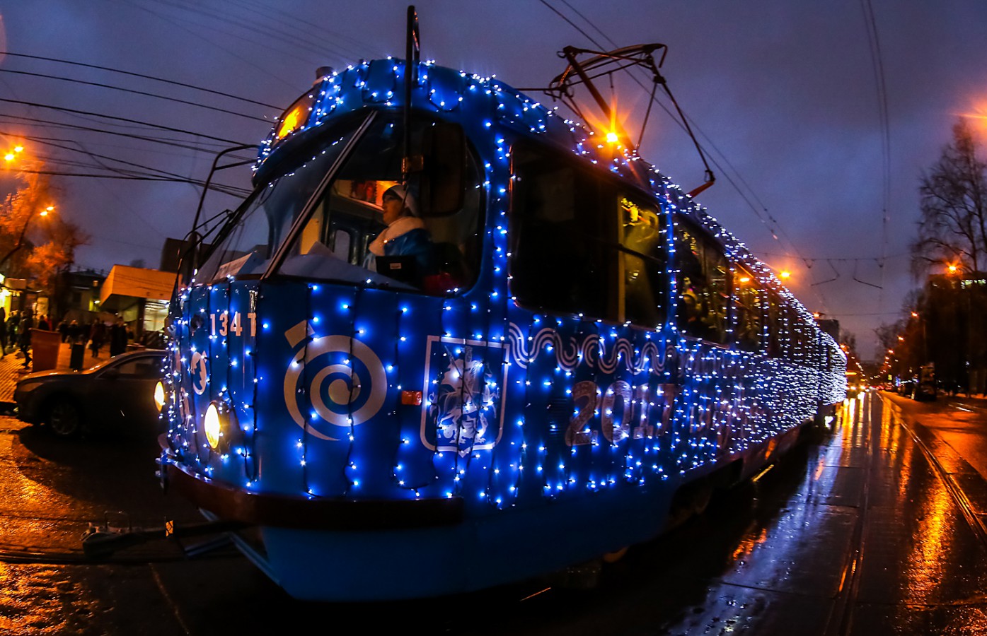 Как работает наземный транспорт в новогоднюю ночь. Новогодний трамвай в москве. Электробус москва 2022. Автобус по москве в новогоднюю ночь. Новогодний трамвай в москве внутри.