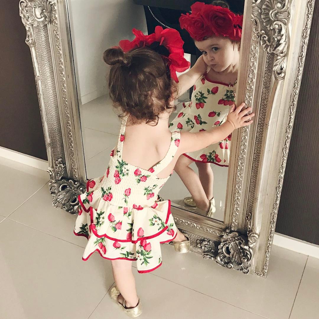 Посмотри в мамины. Зеркало для детей. Ребенок перед зеркалом. Девочка в зеркале. Девочка в платье перед зеркалом.