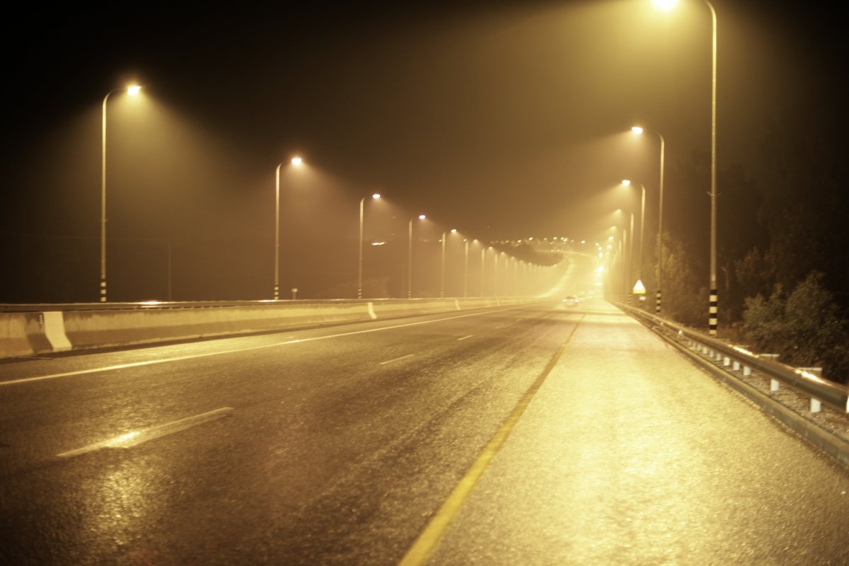 Желтый свет на дороге. Ночная дорога. Фонари на дороге. Освещенная дорога. Дорога с фонарями ночью.