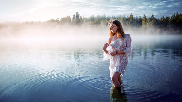 Страстная девушка искупалась в озере
