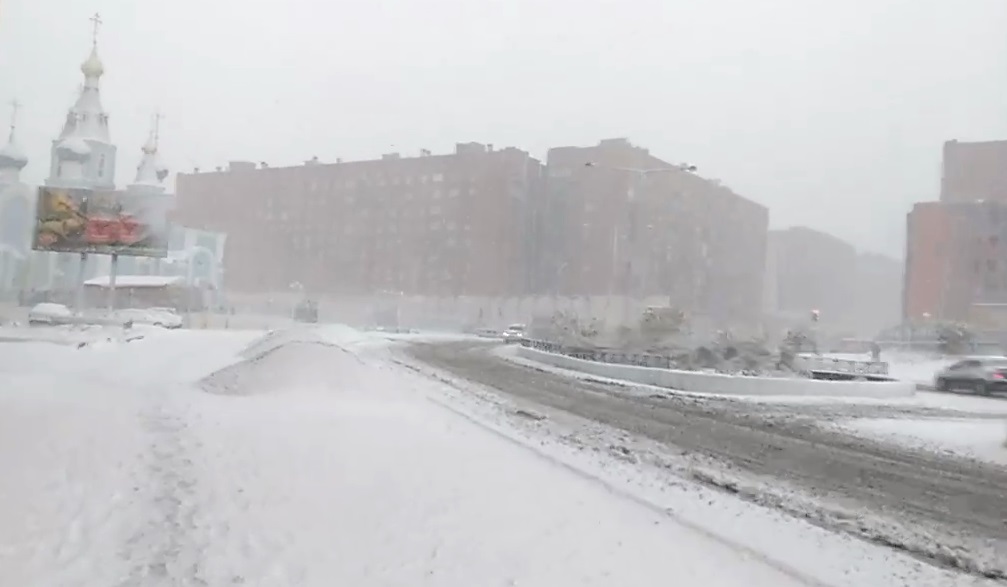 Выпал снег воскресенье. Ядерная зима в Норильске. Норильск снег. Сугробы в Норильске 2019. Первый снег в Норильске.