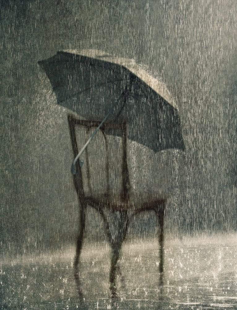Грустный дождливый день. Дождь одиночество. Под дождем. Одиночество под дождем. Ливень зонт.