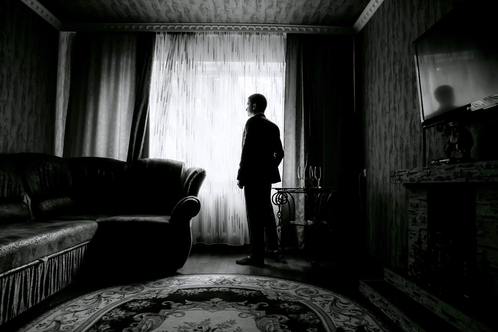 Комната молчания. Мужчина один в комнате. Одиночество в комнате. Одинокий человек в комнате. Человек в комнате.