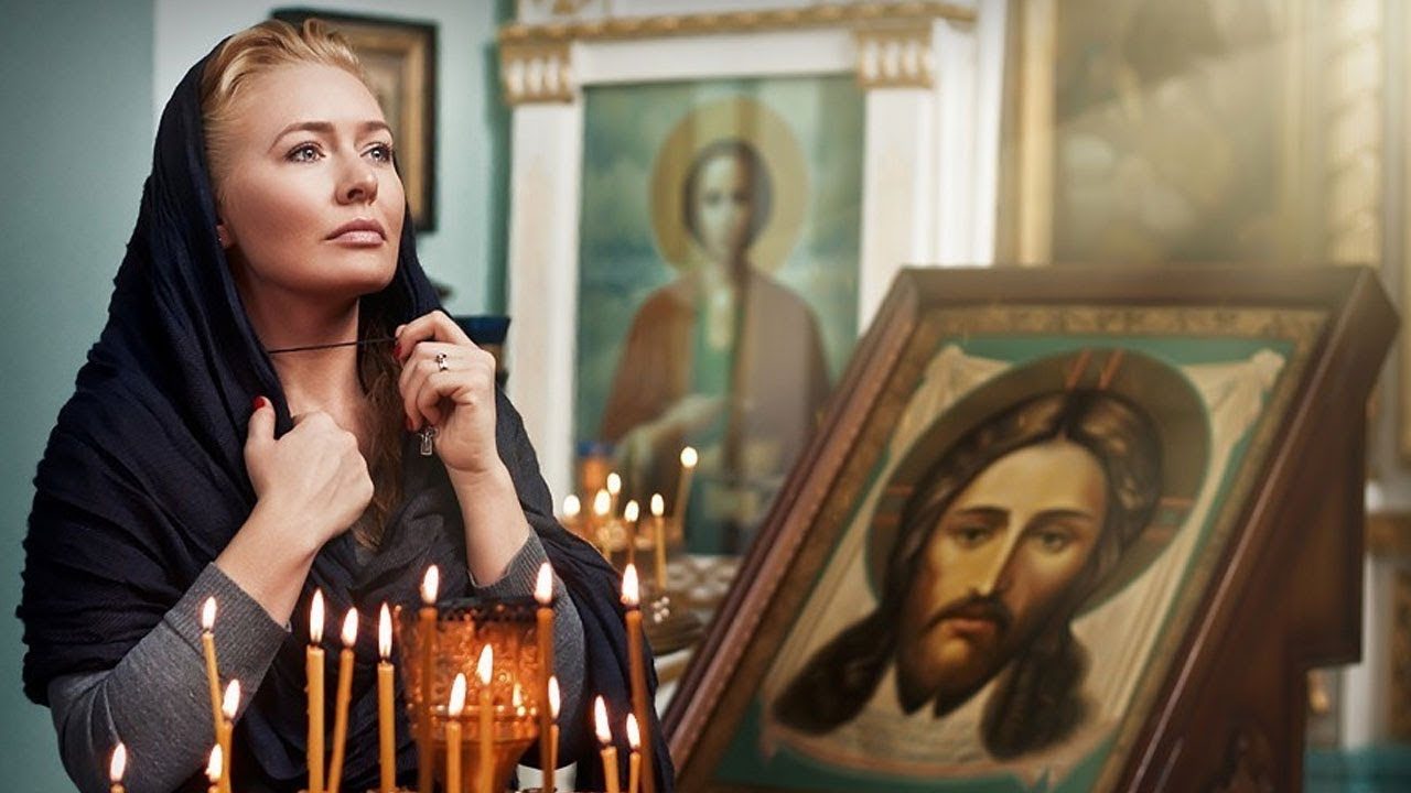 Женщина со свечой в храме. Православная женщина. Форум молящаяся. Женщина в храме. Человек молится в храме.