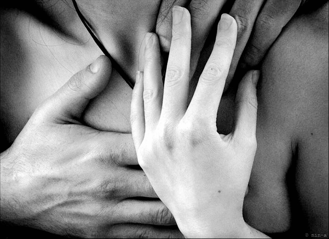 Поцелуй пальчика. Нежные мужские руки. Объятия руки. Прикосновение объятия. Нежное прикосновенье.