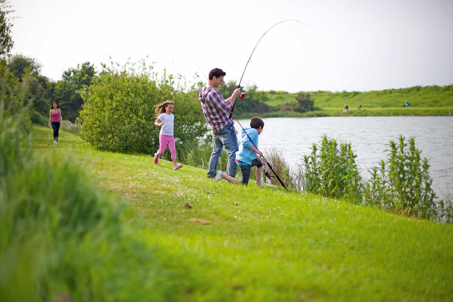 Neki лови. Семья на рыбалке. Фотосессия рыбалка семейная. Рыбалка летом. Рыбалка всей семьей.