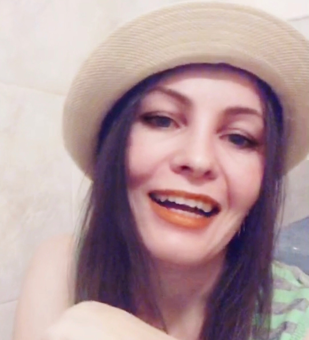 Ты нежно прячешь взоры