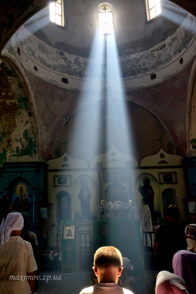 Храм в лучах солнца