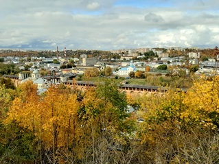 Мелькает осень за окном