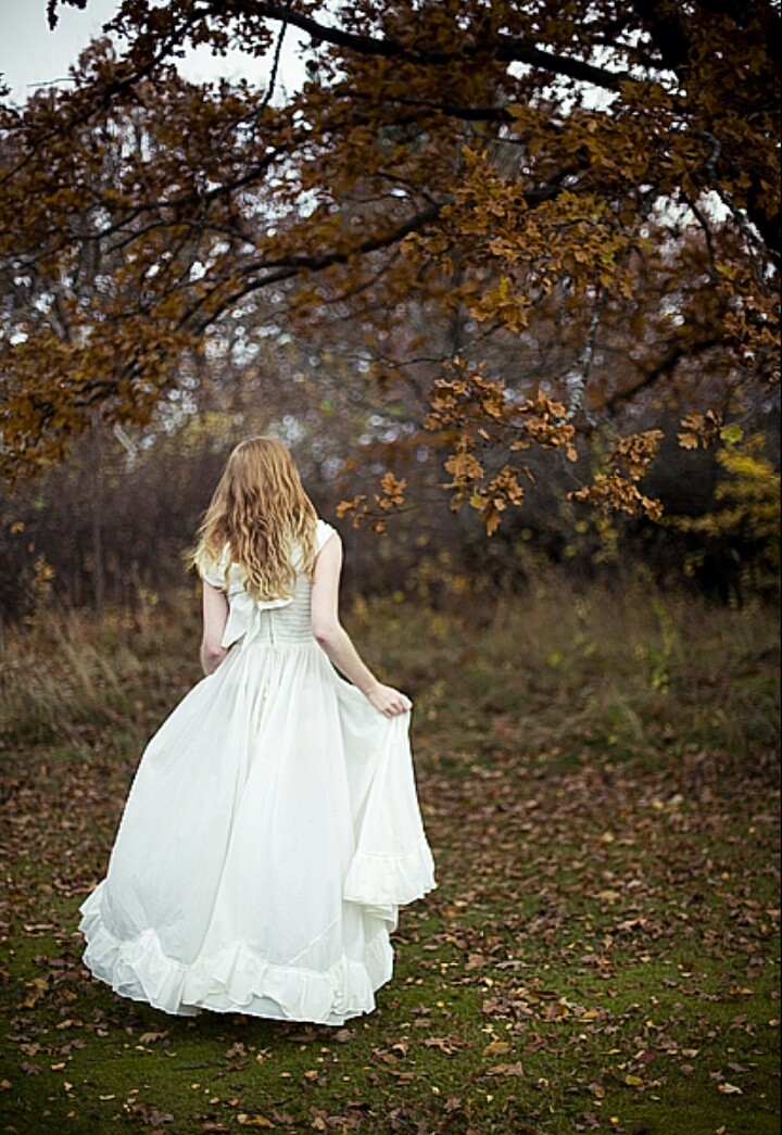 Руссо в белом платье. Девушка в белом платье. Девушка в былам платей. Девушка в длинном платье со спины. Девушка в длинном белом платье.